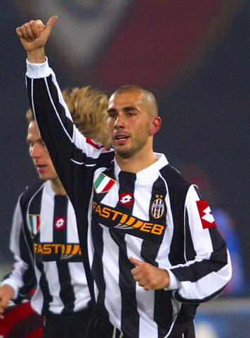 佩莱格里尼：塞维利亚落后时球迷往球场投掷杂物，这样不对（佩莱格里尼：塞维利亚球迷在球队落后时向场内掷物，行为不当）