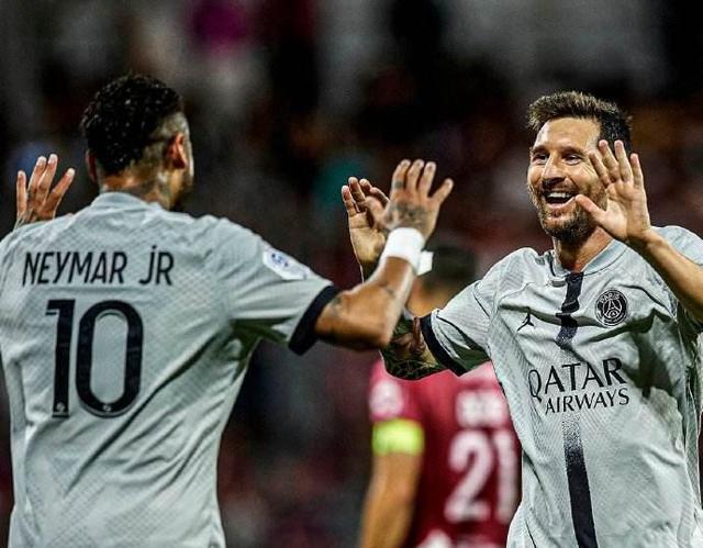 默特萨克、于大宝观战梅州U15vs浙江U15，并与小球员互动（默特萨克与于大宝到场观看梅州U15对阵浙江U15，并与小球员互动交流）