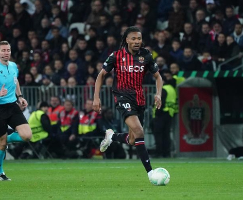 湖人球员通道签名小孩实为工作人员安排（湖人通道签名风波：所谓小球迷实为工作人员安排）